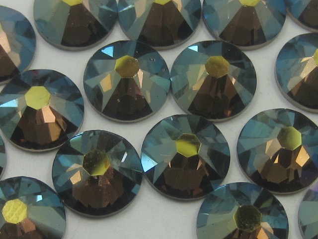 18 pcs. 30ss IRIDESCENT GREEN FLATBACK European Rhinestones